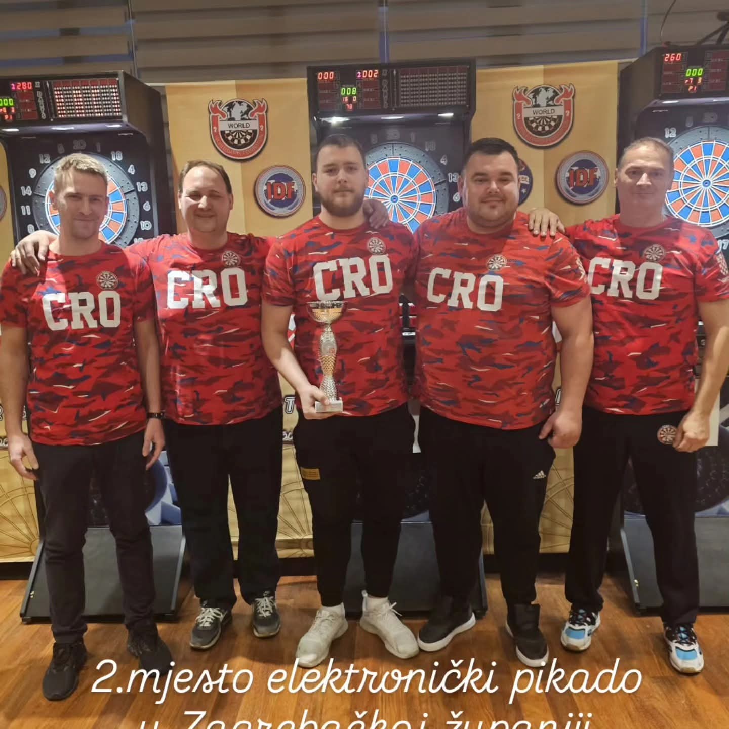 Ekipa s peharom nakon turnira