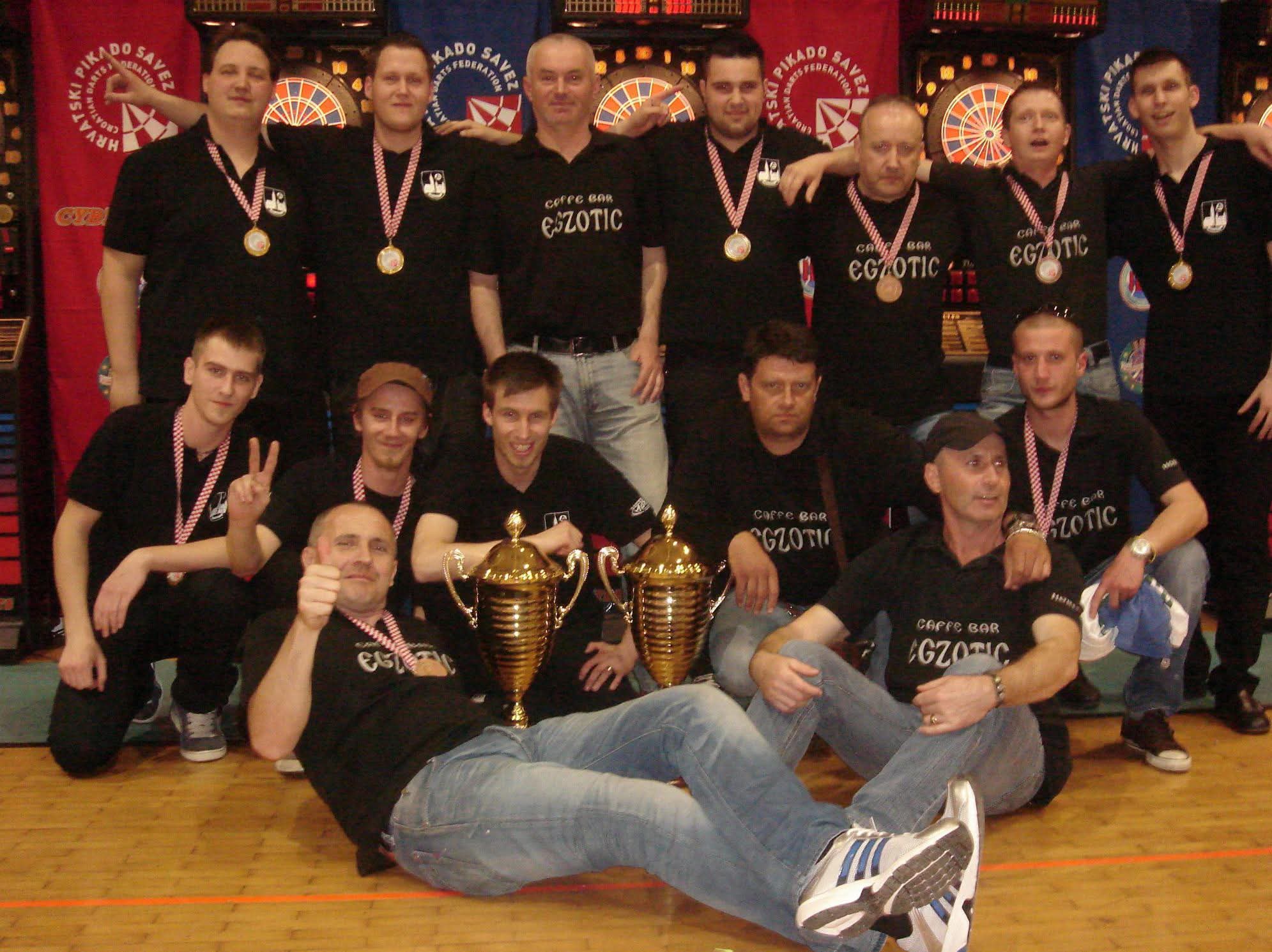 Povijesna fotografija ekipe s medaljama i peharima