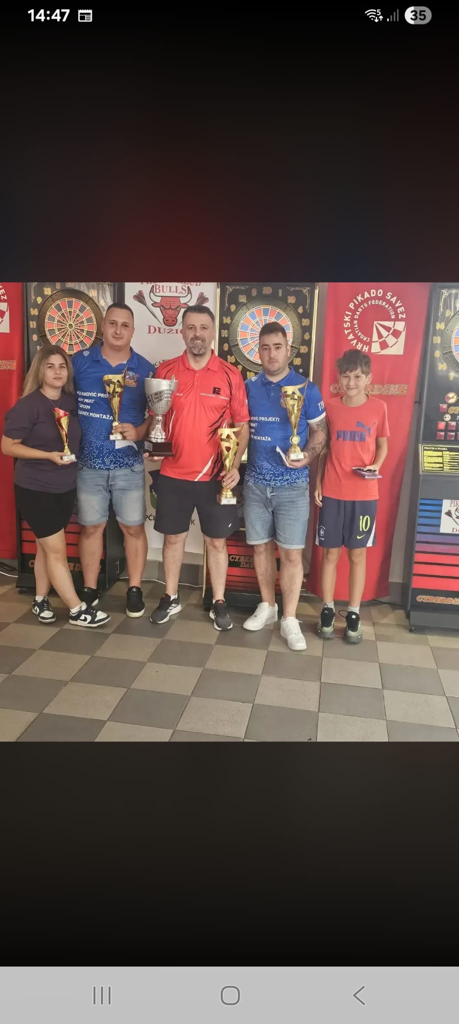 Leon s ostalim sudionicima pikado natjecanja i peharima