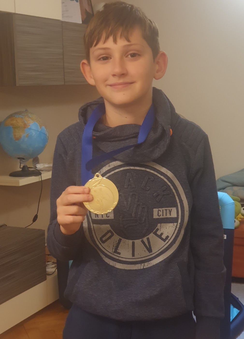 Leon Karamatić pokazuje osvojenu medalju